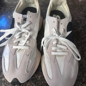 New Balance 327 Sneakers